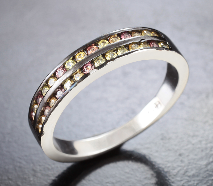 Стильное серебряное кольцо с сапфирами