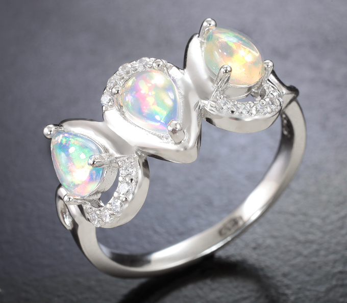 Замечательное серебряное кольцо с кристаллическими эфиопскими опалами