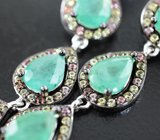 Серебряные серьги с изумрудами и разноцветными сапфирами