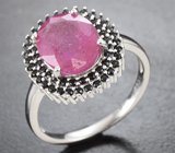Серебряное кольцо с рубином 3,11 карата и черными шпинелями