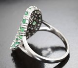 Эффектное серебряное кольцо с изумрудами