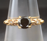 Золотое кольцо с черным и бесцветными бриллиантами