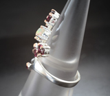 Серебряное кольцо с кристаллическими эфиопскими опалами и родолитами