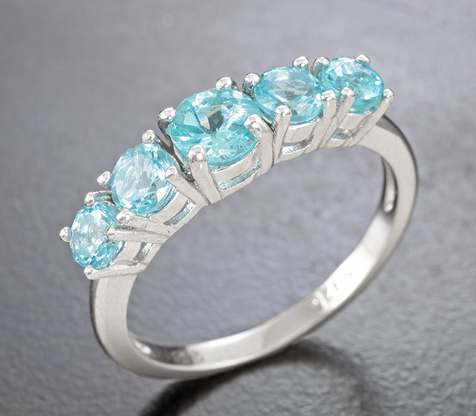 Замечательное серебряное кольцо с голубыми апатитами