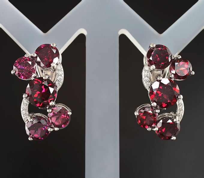 Превосходные серебряные серьги с родолитами