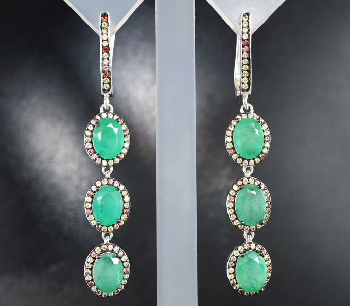 Замечательные серебряные серьги с изумрудами и разноцветными сапфирами