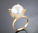 Золотое кольцо с морской жемчужиной 16,13 карата и уральскими изумрудами