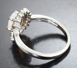 Праздничное серебряное кольцо с кристаллическим эфиопским опалом и разноцветными сапфирами