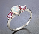 Прелестное серебряное кольцо с кристаллическим эфиопским опалом и рубинами