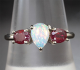 Прелестное серебряное кольцо с кристаллическим эфиопским опалом и рубинами