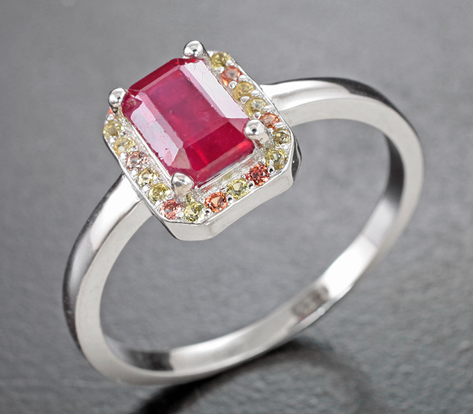 Великолепное серебряное кольцо с рубином и разноцветными сапфирами