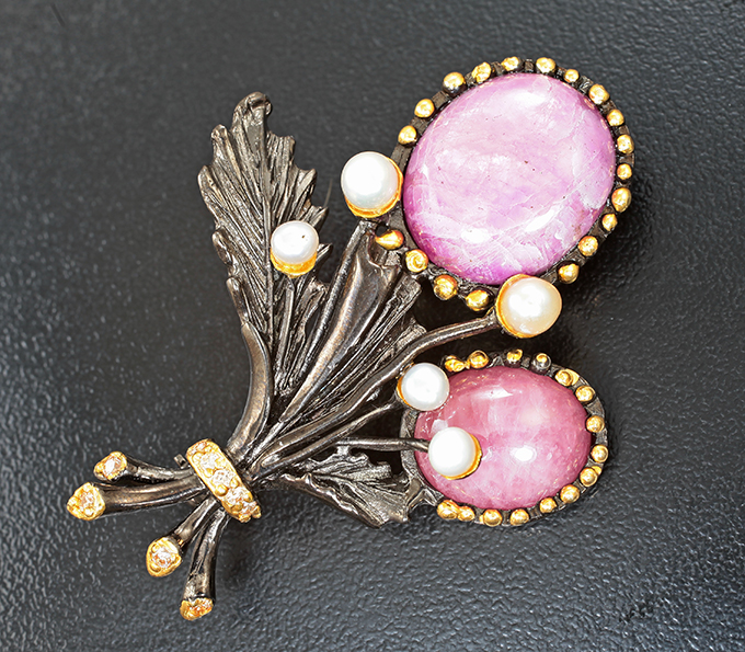 Серебряная брошь с корундами 31,9 карата и жемчугом