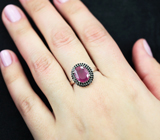 Превосходное cеребряное кольцо с крупным рубином 3,31 карата и черными шпинелями
