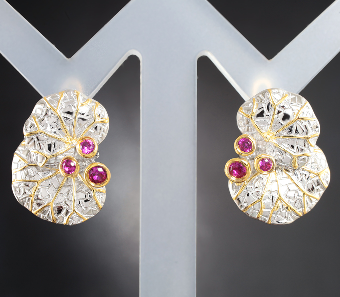 Оригинальные серебряные серьги с лабораторными рубинами