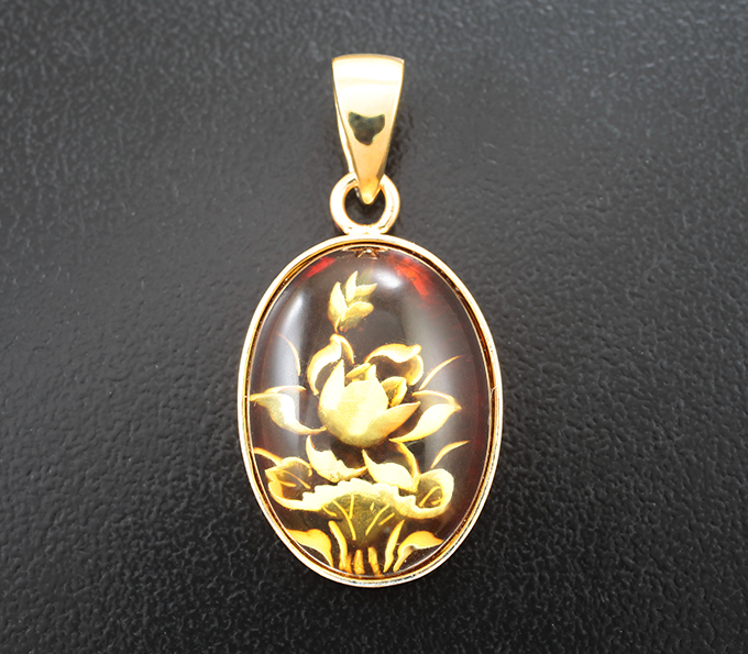 Золотой кулон с резным янтарем 4,79 карата