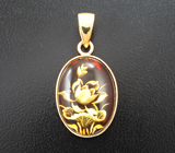 Золотой кулон с резным янтарем 4,79 карата Золото