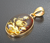 Золотой кулон с резным янтарем 4,79 карата