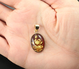 Золотой кулон с резным янтарем 4,79 карата