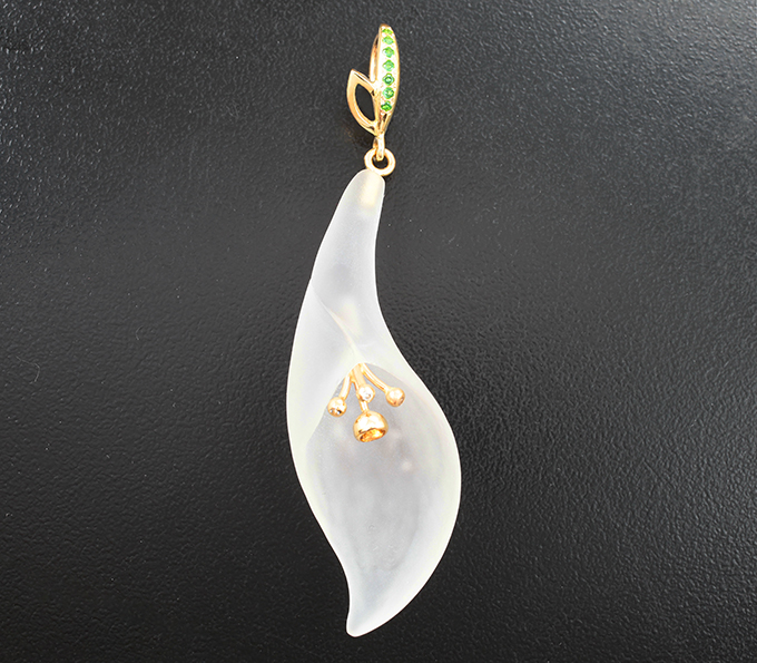 Крупный золотой кулон с резным матированным кварцем 26,46 карата, цаворитами и лейкосапфирами