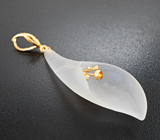 Крупный золотой кулон с резным матированным кварцем 26,46 карата, цаворитами и лейкосапфирами Золото