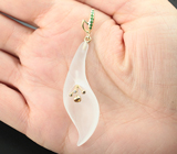 Крупный золотой кулон с резным матированным кварцем 26,46 карата, цаворитами и лейкосапфирами Золото