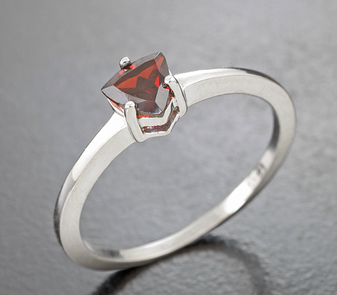 Прелестное серебряное кольцо с альмандином гранатом