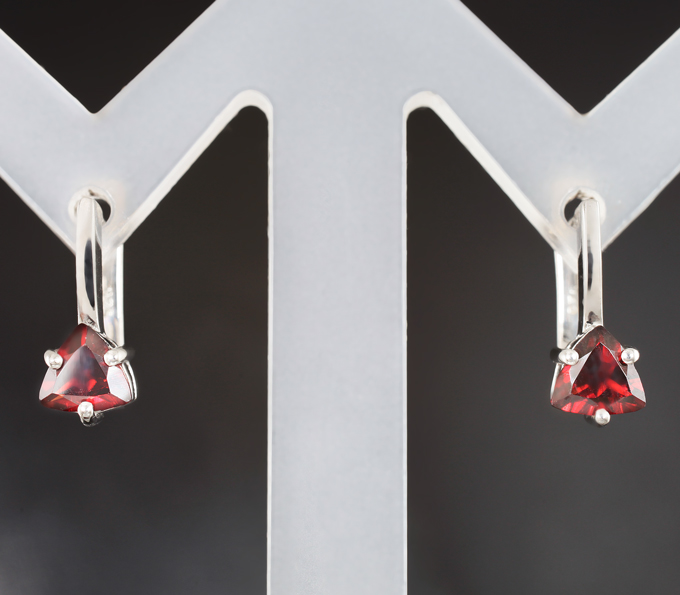 Серебряные серьги с альмандинами гранатами