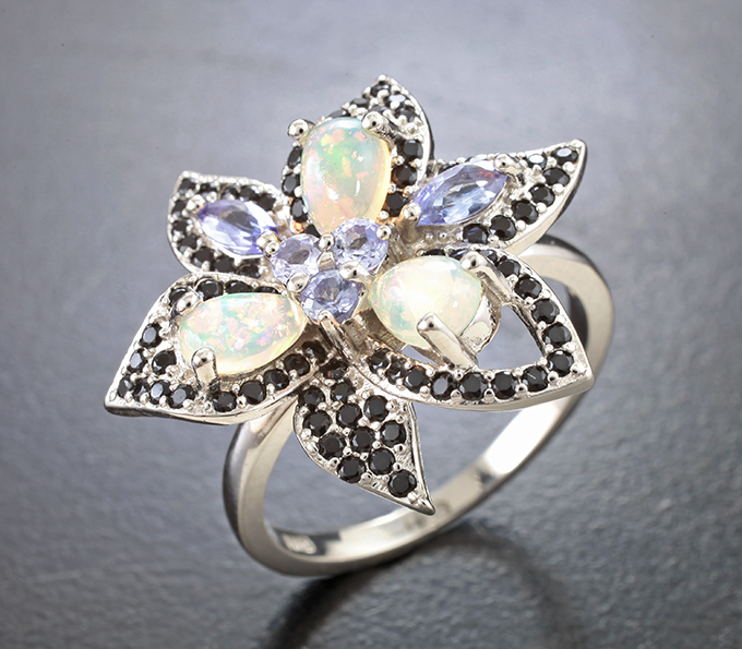 Роскошное серебряное кольцо с кристаллическими эфиопскими опалами, танзанитами и черными шпинелями