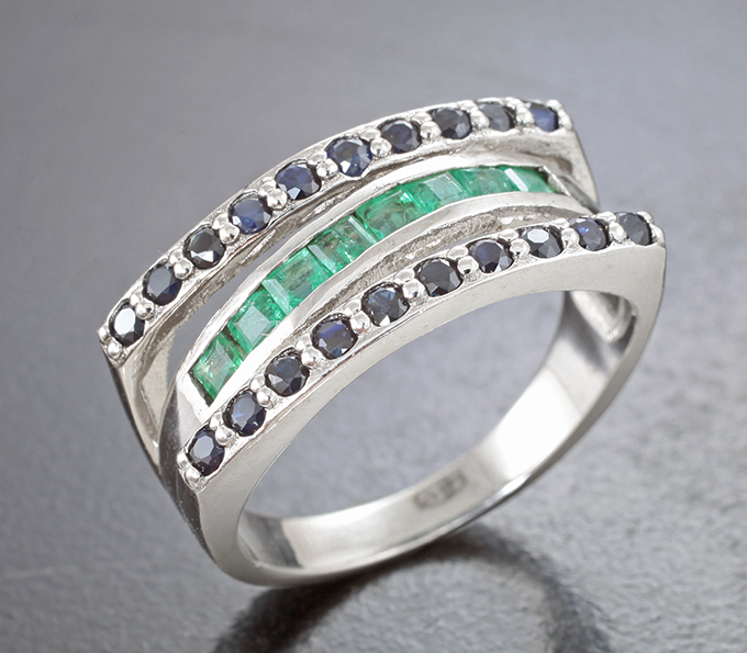 Стильное серебряное кольцо с изумрудами высоких характеристик и сапфирами