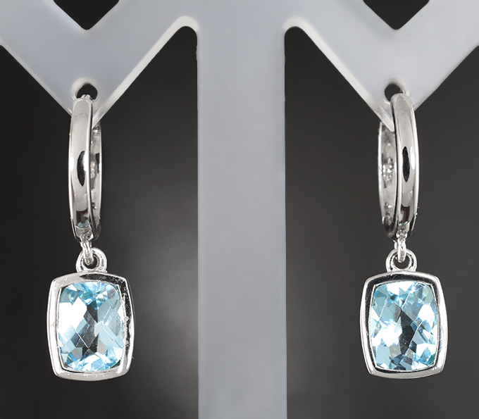 Стильные серебряные серьги с голубыми топазами