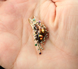 Золотой кулон с мексиканским огненным агатом 3,87 карата, цаворитами и рубинами Золото