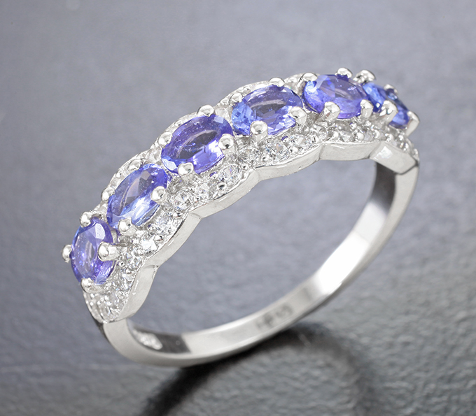 Великолепное серебряное кольцо с насыщенными танзанитами