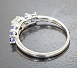 Замечательное серебряное кольцо с кристаллическим опалом и танзанитами