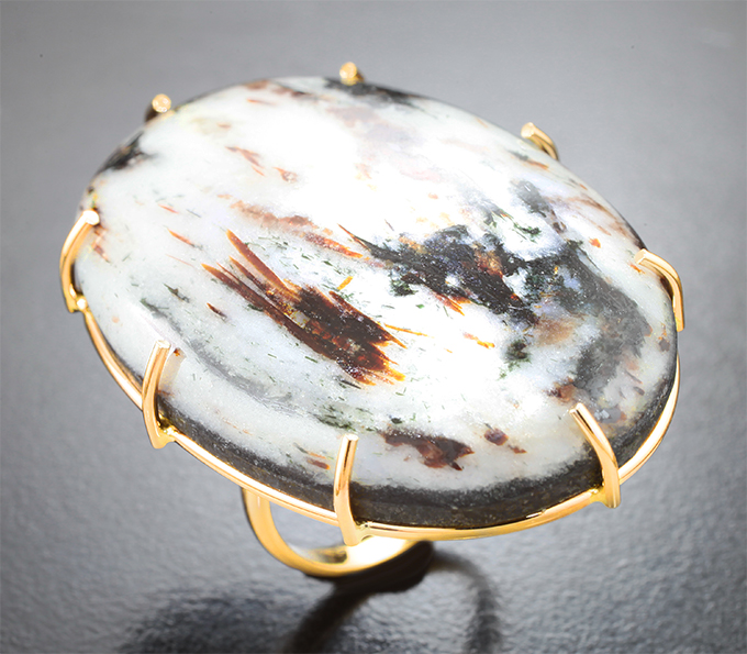 Крупное золотое кольцо с редким астрофиллитом с уникальными золотистыми включениями на подложке из долерита 68,16 карата