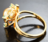 Золотое кольцо с золотистой жемчужиной 4,06 карата и уральскими изумрудам Золото