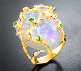 Крупное золотое кольцо с ярким кристаллическим эфиопским опалом 19,7 карата, цаворитами и бриллиантами Золото