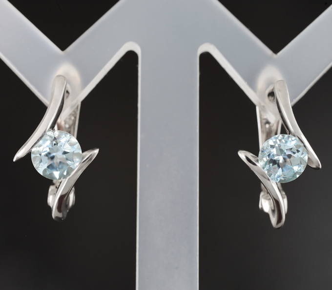 Чудесные серебряные серьги с голубыми топазами