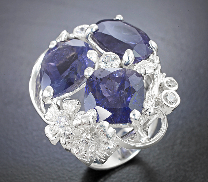 Серебряное кольцо с иолитами 14,17 карата