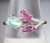 Чудесное серебряное кольцо с кристаллическим эфиопским опалом и розовыми сапфирами