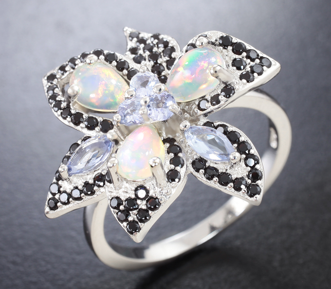 Превосходное серебряное кольцо с кристаллическими эфиопскими опалами, танзанитами и черными шпинелями