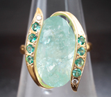 Золотое кольцо с «мятным» уральским бериллом 6,6 карата, «неоновыми» изумрудами и бриллиантами Золото