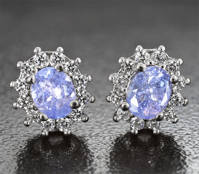 Симпатичные серебряные серьги с танзанитами и бесцветными топазами