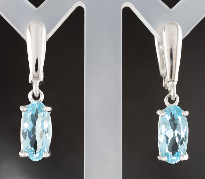 Изящные серебряные серьги с голубыми топазами