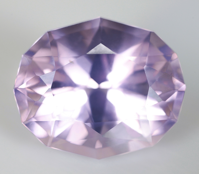 Чистейший кунцит авторской огранки 5,62 карата