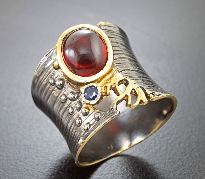 Серебряное кольцо с гранатом и синим сапфиром