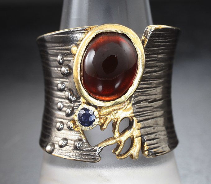 Серебряное кольцо с гранатом и синим сапфиром