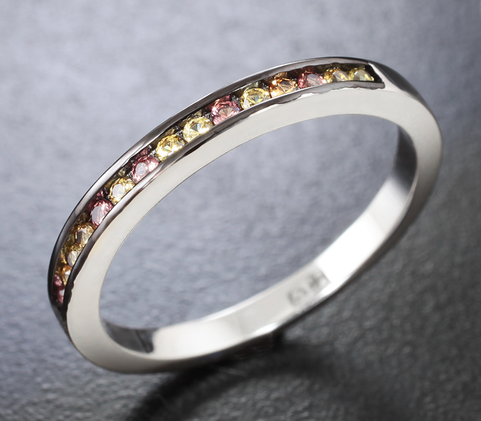 Изящное серебряное кольцо с разноцветными сапфирами