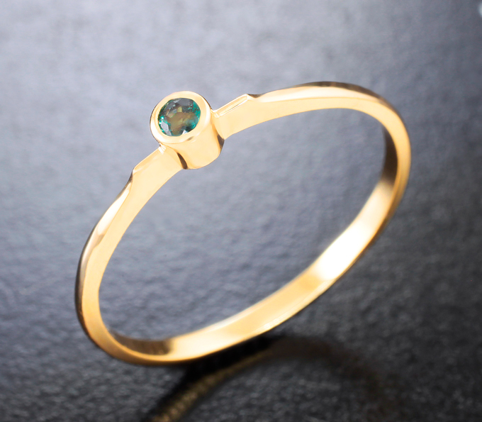 Золотое кольцо с чистейшим уральским александритом 0,08 карата