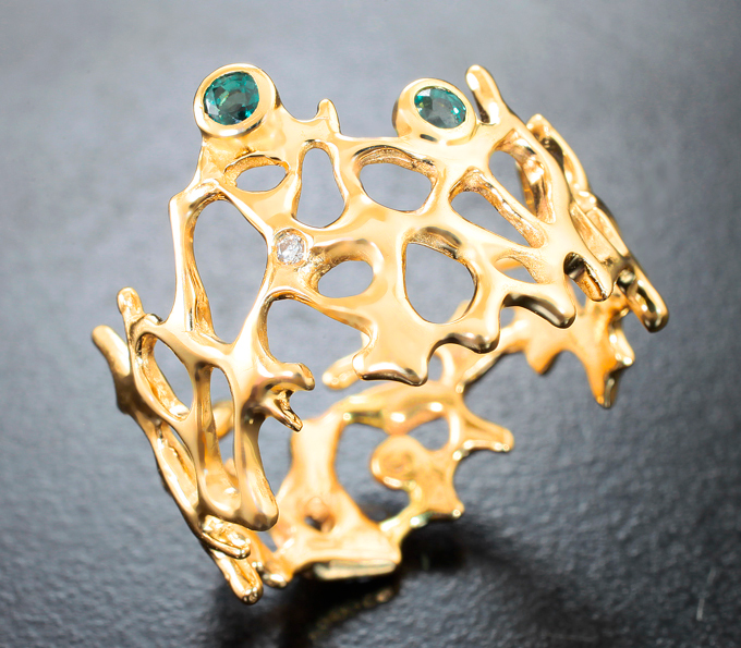 Золотое кольцо с яркими уральскими александритами 0,16 карата и бриллиантом