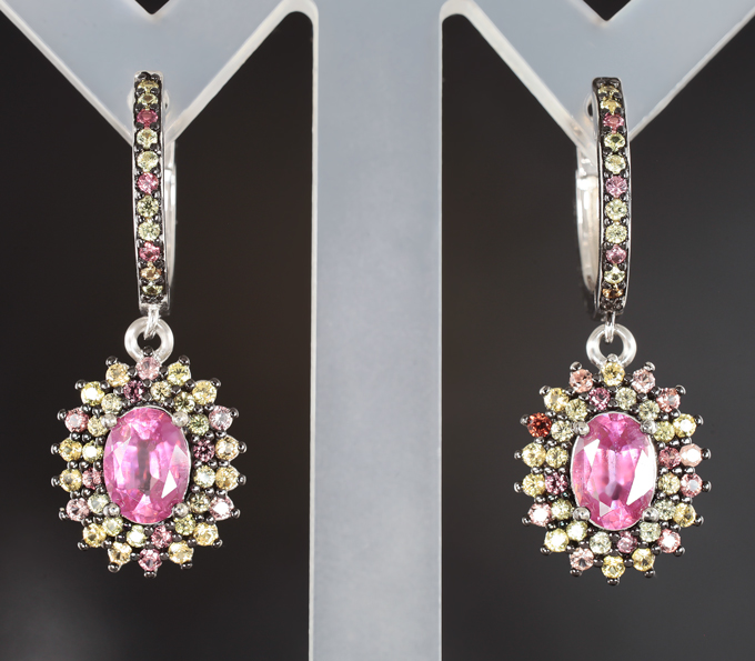 Праздничные серебряные серьги с рубинами и разноцветными сапфирами